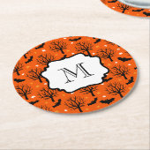 Monogram Spooky Trees and Bats Halloween Muster Runder Pappuntersetzer (Angewinkelt)