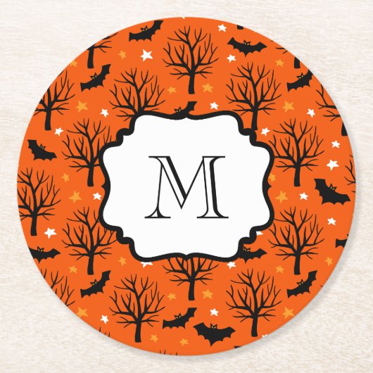 Monogram Spooky Trees and Bats Halloween Muster Runder Pappuntersetzer (Vorderseite)
