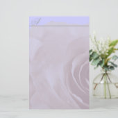 Monogram Stationery verblasste Rose auf Periwinkle Briefpapier (Stehend Vorderseite)