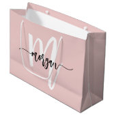 Monogram Stylish Modern Blush Pink Script Große Geschenktüte (Vorderseite Schrägansicht)