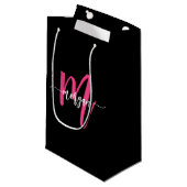 Monogram Stylish Modern Hot Pink Black Kleine Geschenktüte (Vorderseite Schrägansicht)