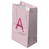 Monogram Stylish Modern Hot Pink Kleine Geschenktüte (Rückseite Schrägansicht)
