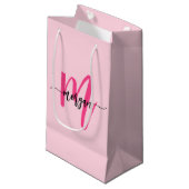 Monogram Stylish Modern Hot Pink Kleine Geschenktüte (Vorderseite Schrägansicht)