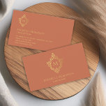 Monogram Terracotta Imitats Gold Vintages Verziert Visitenkarte<br><div class="desc">Ein elegantes Design mit Vintager Luft. Es hat auf beiden Seiten ein Vintages Wappen in Imitaten Goldfolie, mit einem Monogramm Initial darin. Auf der Vorderseite ist es groß und zentriert, über dem Namen, auf der Rückseite ist es klein, in der oberen verlassen, vor allem der Text. Der Hintergrund ist Terrakotta,...</div>