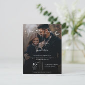 Monogram Text Overlay Typografy Foto Wedding Einladung (Stehend Vorderseite)