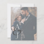 Monogram Text Overlay Typografy Foto Wedding Einladung (Rückseite)