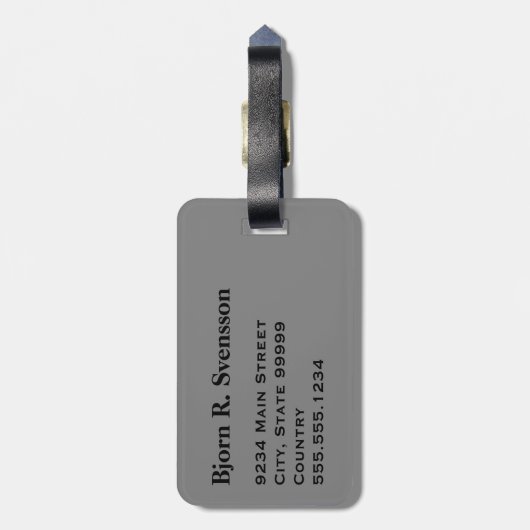 Monogram Three Black Stripe auf Medium Gray Gepäckanhänger (Rückseite vertikal)