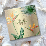 Monogram Tropical Palm Foliage Floral Script Gold Fliese<br><div class="desc">Lassen Sie sich das ganze Jahr über von einer eleganten tropischen Gastfreundschaft auf Ihre Zuhause bringen, wenn Sie diese schicke, moderne, maßgeschneiderte Keramik verwenden. Atemberaubende, raffinierte, farbenfrohe tropische Aquarellvögel paradiesischer Blume, Imitate goldener Glitzer und personalisierte Kalligraphie-Skripte mit einem kühnen Monogramm-Initial, überlagern einen stilvollen, vergoldeten goldgelben Hintergrund. Personalisieren Sie mit Ihrem...</div>