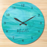 Monogram Turquoise Große Wanduhr<br><div class="desc">Diese farbenfrohe Wall Clock ist mit einem türkisfarbenen,  wirbelfarbenen Muster dekoriert. Einfach mit Ihrem Namen oder Monogramm anpassbar. Verwenden Sie die Option Weitere anpassen,  um die Textgröße,  den Stil oder die Farbe zu ändern,  wenn Sie möchten.</div>