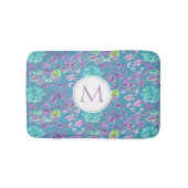 Monogram Turquoise Lila Floral Pattern Badematte (Vorderseite)