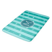 Monogram Turquoise Streifen Modernes Herzmuster Badematte (Schrägansicht)
