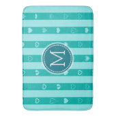 Monogram Turquoise Streifen Modernes Herzmuster Badematte (Vorderseite Vertikal)