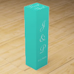 Monogram Turquoise White Wedding Wine Box<br><div class="desc">Hübsche türkisfarbene Gastgeschenke Hochzeiten für Brautparty- und Empfang-Gäste. Personalisieren Sie die Vornamen der Braut und der Gebräuche und das Hochzeitdatum in weißem Text. Vielen Dank,  Sie sind in einem weißen Skript auf dem Kasten geschrieben. Entwürfe von TamiraZDesign.</div>