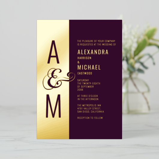Monogram Typografie Moderne Burgundy Wedding Folieneinladung (Stehend vorne)