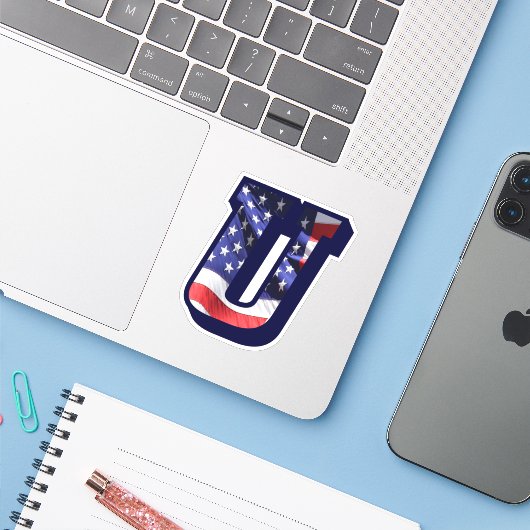 Monogram U American Flag Letter U Initial USA Aufkleber (Laptop mit iPhone)