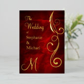 Monogram und Swirl auf Red Wedding Gold Folieneinladung (Stehend vorne)