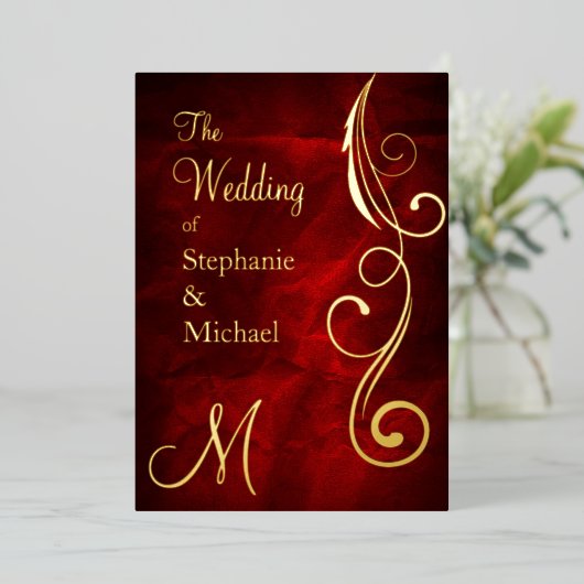 Monogram und Swirl auf Red Wedding Gold Folieneinladung (Stehend vorne)