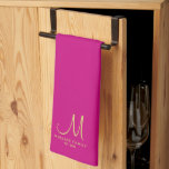 Monogram Viva Magenta Solid Color Geschirrtuch<br><div class="desc">Individuelles Upload Fügen Sie Ihren Foto- oder Logo-Text elegant Moderne Niedliche Monogram Küche & Dining / Tisch & Küche Linens/ Erstname Familienname Template Gold Monogram Viva Magenta Solid Color Kitchen Handtuch.</div>