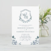 Monogram Wappen QR Code Dusty Blue Floral Wedding Einladung (Stehend Vorderseite)