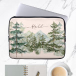 Monogram Wasserfarben Pine Forest Mountain Rustika Laptopschutzhülle<br><div class="desc">Mit Monogram Watercolor Pine Forest & Mountain Rustic Laptop Sleeve steigern Sie Ihren Stil. Anpassbar mit Ihrem Namen für eine persönliche Touch.</div>