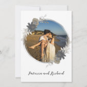 Monogram Watercolor Floral Elegante Hochzeit Einladung (Rückseite)