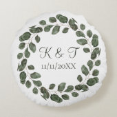 Monogram Wedding Date Eukalyptus Blätter Elegant Rundes Kissen (Rückseite)
