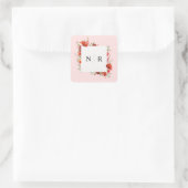 Monogram Wedding Delicate Poppy Pink Wedding Quadratischer Aufkleber (Tasche)