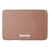 Monogram, weißer Pfeil auf mocha-mussen Hintergrun Badematte (Vorderseite)