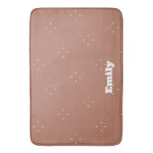 Monogram, weißer Pfeil auf mocha-mussen Hintergrun Badematte (Vorderseite Vertikal)