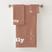 Monogram, weißer Pfeil auf mocha-mussen Hintergrun Badhandtuch Set (Insitu)