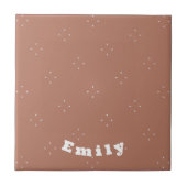 Monogram, weißer Pfeil auf mocha-mussen Hintergrun Fliese (Vorderseite)