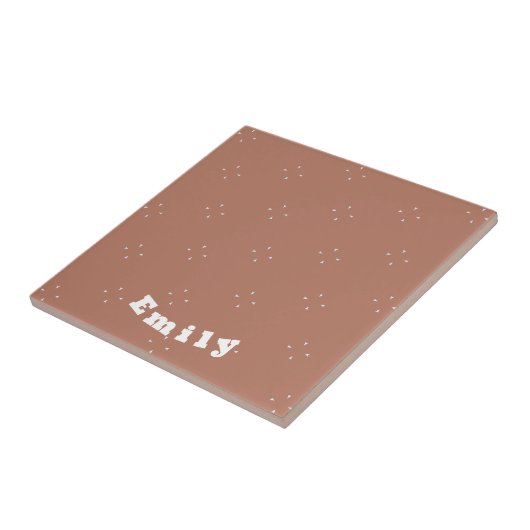 Monogram, weißer Pfeil auf mocha-mussen Hintergrun Fliese (Seite)