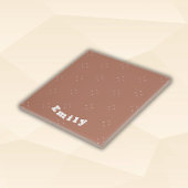 Monogram, weißer Pfeil auf mocha-mussen Hintergrun Fliese