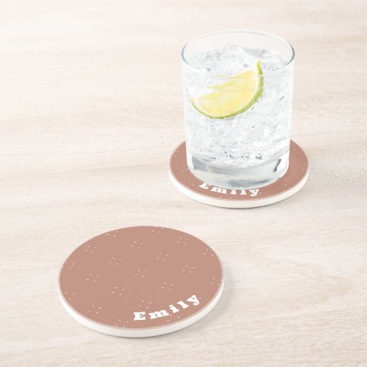 Monogram, weißer Pfeil auf mocha-mussen Hintergrun Getränkeuntersetzer (Seite)