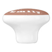 Monogram, weißer Pfeil auf mocha-mussen Hintergrun Keramikknauf (Seitenansicht)