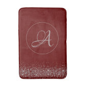 Monogram Whimsical Silver Glitzer auf Red Badematte (Vorderseite Vertikal)