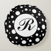 Monogram White auf Black Polka Dot Pattern Rundes Kissen (Vorderseite)
