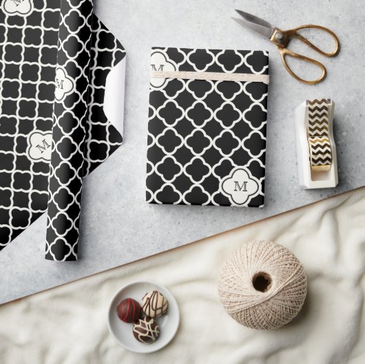 Monogram White & Black Quatrefoil Muster Hochzeit Geschenkpapier (Kunsthandwerk)