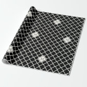 Monogram White & Black Quatrefoil Muster Hochzeit Geschenkpapier (Ungerollt)
