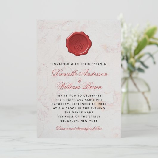 Monogram White Marble Red Script Wax Siegel Weddin Einladung (Stehend Vorderseite)
