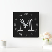 Monogram White Roman Numbers on Black Wccn Quadratische Wanduhr (Zuhause)