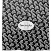 Monogram White Tribal Turtle Pattern Over Black Duschvorhang (Vorderseite)
