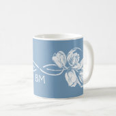 Monogram White Tulips on Dusk Blue Kaffeetasse (VorderseiteRechts)