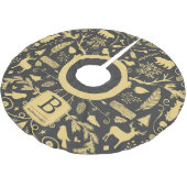 Monogram Woodland Holiday Tree Skirt Polyester Weihnachtsbaumdecke (Schrägansicht)
