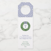 Monogram Wreath Blue White Bow Frohe Weihnachten Flaschenanhänger (Vorderseite)