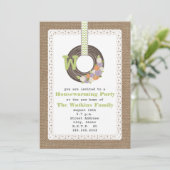 Monogram Wreath Burlap Housewarming Party Einladung (Stehend Vorderseite)