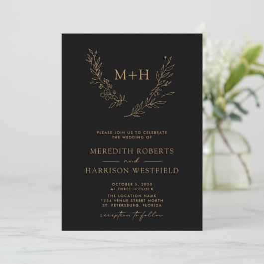 Monogram Wreath QR Code Gold auf Black Wedding Einladung (Stehend Vorderseite)