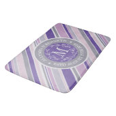 Monogram Wreath Trendy Strips Lila Laurel Leaf Badematte (Schrägansicht)