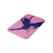 Monogramed Blue Dancer Silhouette IllustrationBlu Badematte (Schrägansicht)