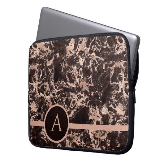 Monogramed Rose Gold Marble Laptopschutzhülle (Vorderseite Links)
